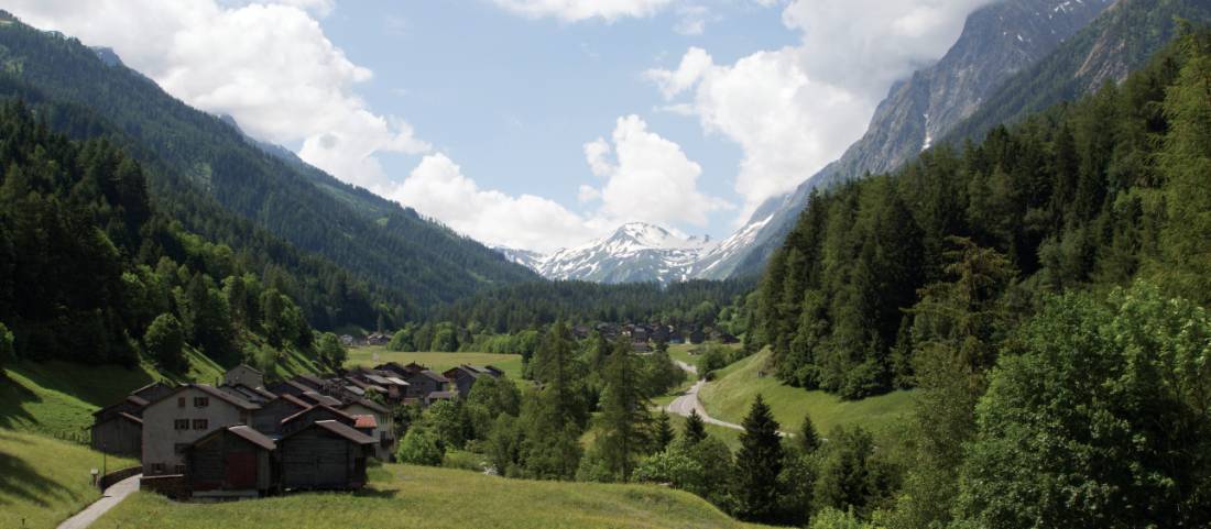 Alpine valley along the Tour du Mont Blanc circuit |  <i>Annika Rautiola</i>