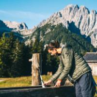 Hiker refilling his water bottle on Rudl Eller hiking path | Lukas Nagler