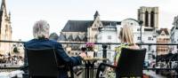 A couple enjoying a nice glass of wine after cycling to Ghent. | Dienst Toerisme