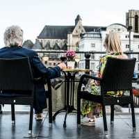 A couple enjoying a nice glass of wine after cycling to Ghent. | Dienst Toerisme