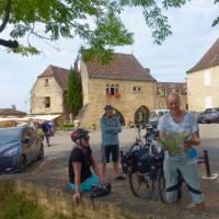 Cyclists taking a break in Domme | Rob Mills