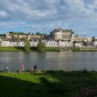 Loire cycling past the magnificent Amboise chateau | DDarrault_20