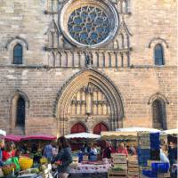 Cahors Market place next to the cathedral | Jaclyn Lofts