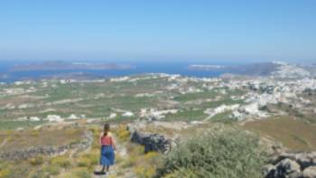 Hiking the trails on Santorini in the Greek Islands | Hetty Schuppert