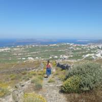Hiking the trails on Santorini in the Greek Islands | Hetty Schuppert