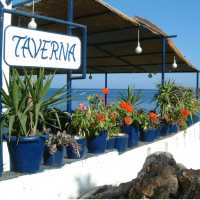 Tavern overlooking the water in Loutro, Crete | Hetty Schuppert