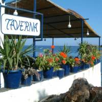 Tavern overlooking the water in Loutro, Crete | Hetty Schuppert