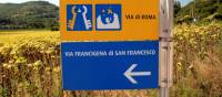 Yellow & blue way marker on the Via di Francesco | Mongolo1984