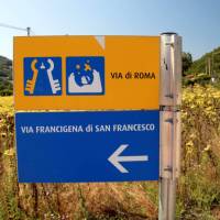 Yellow & blue way marker on the Via di Francesco | Mongolo1984