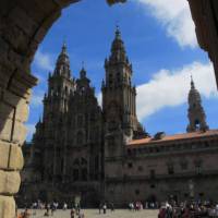 Cathedral with pilgrims in Santiago | Andreas Holland