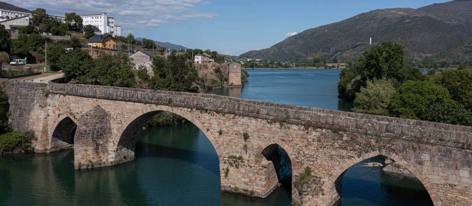 Lovely old bridge in A Rúa on the Camino de Invierno (Winter Way). | Adolfo Enríquez