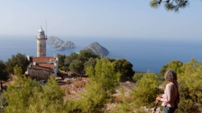 Hiker enjoying the view of Cape Gelidonia lighthouse and the 'Five Islands' | Lilly Donkers