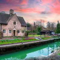 Lock Keepers' Cottage on the Thames Path | Shutterstock