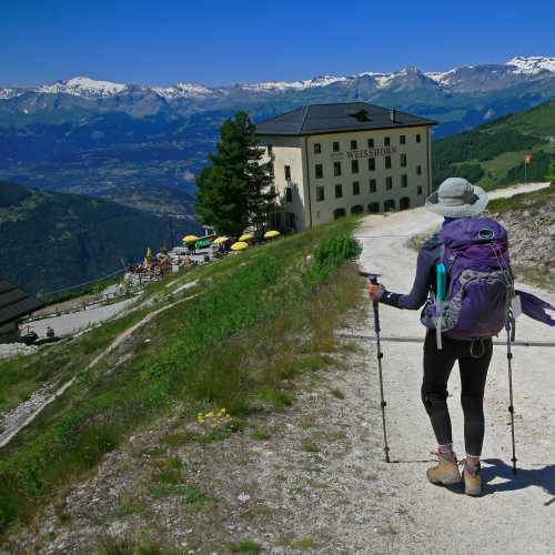 Approaching Hotel de Weisshorn