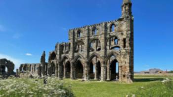 Abbey Lane and the ruins of the stunning Whitby Abbey | iSaw