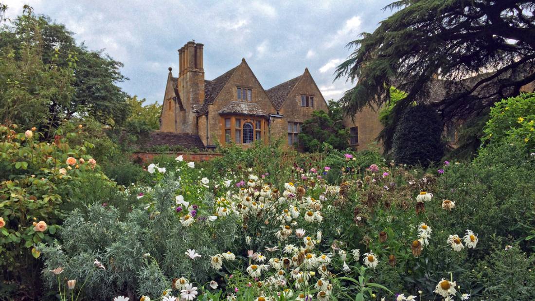 Beautiful manor garden in the Cotswolds