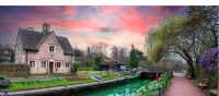 Lock Keepers' Cottage on the Thames Path | Shutterstock