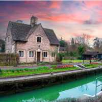 Lock Keepers' Cottage on the Thames Path | Shutterstock