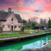 Lock Keepers' Cottage on the Thames Path | Shutterstock