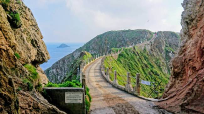 ‘La Coupee’, the dramatic walkway to Little Sark | Nathalie Thompson