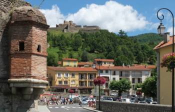 The charming town of Prats-de-Mollo with Fort Lagarde&#160;-&#160;<i>Photo:&#160;Palauenc05</i>