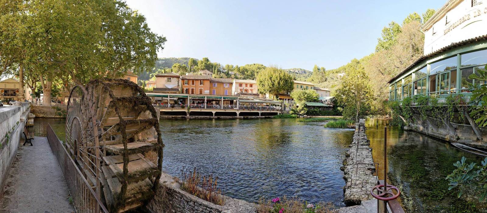 Start your hike at Fontaine-de-Vaucluse's mystical water source | François de Dijon