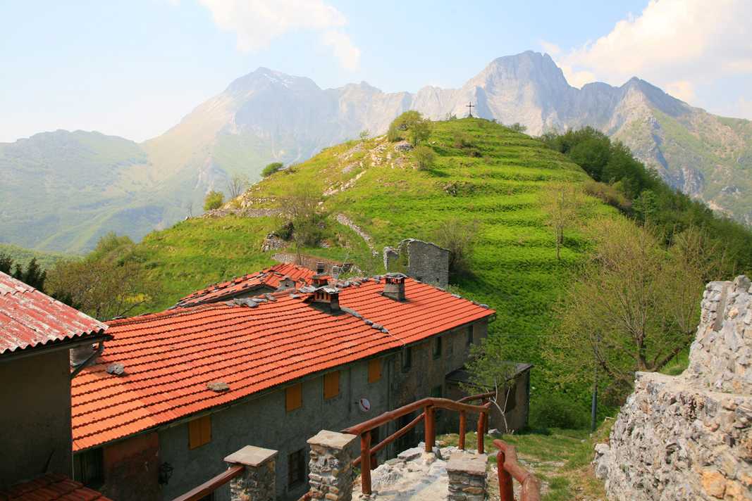 The trail leading to Galatoio in the Apuane Alps