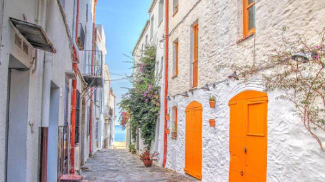 Walking the charming old streets of Cadaques | Jaime Elfrances