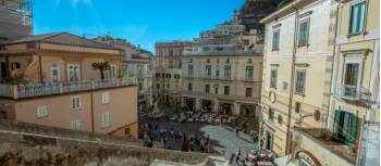 Lively square with restaurants in Amalfi | Matteo Bellia