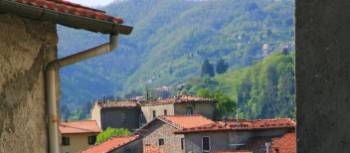 Verni rooftops, walking in remote Tuscany
